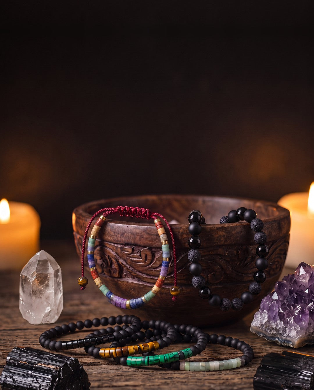 Pulseras de piedras naturales en un cuenco de madera tallada, con drusa de amatista, turmalina negra, cuarzo y velas