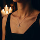 Mujer con el Collar Lazo Eterno puesto