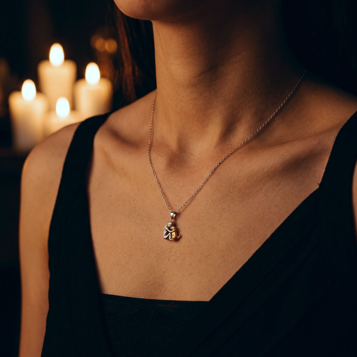 Mujer con el Collar Lazo Eterno puesto