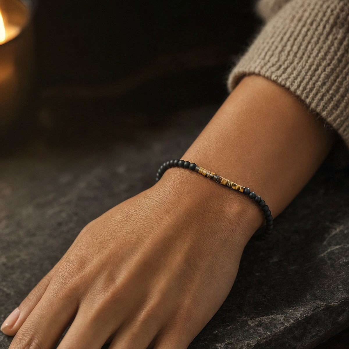 PULSERAS SUTILES CON PROPÓSITO · Prosperidad puesta en la muñeca de una mujer