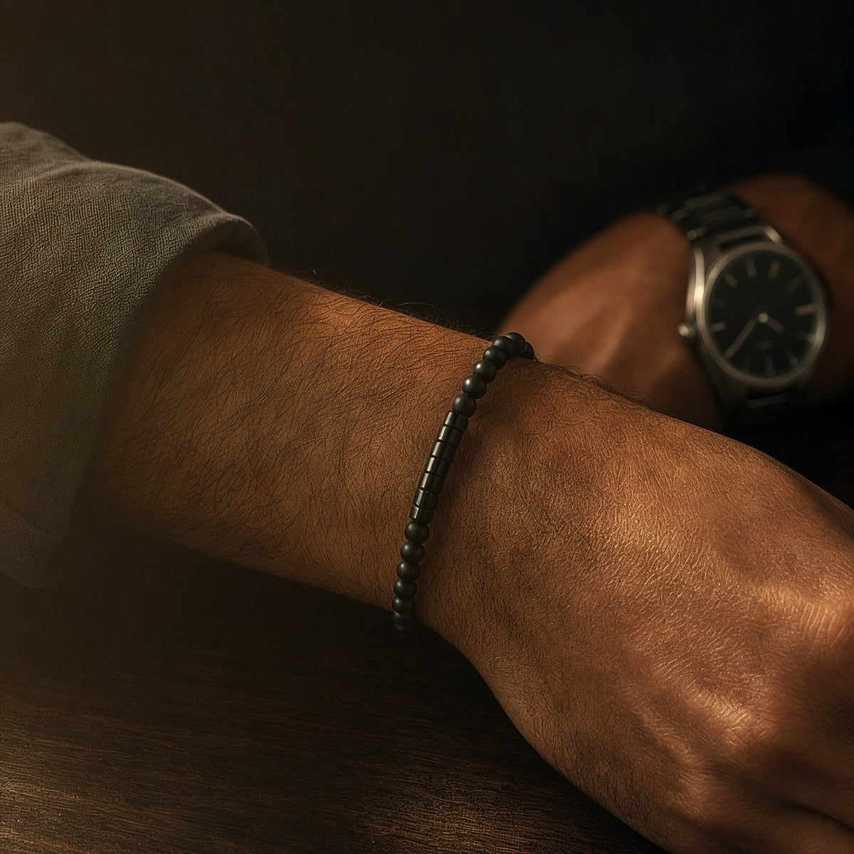 PULSERAS SUTILES CON PROPÓSITO · Protectora puesta en la muñeca de un hombre