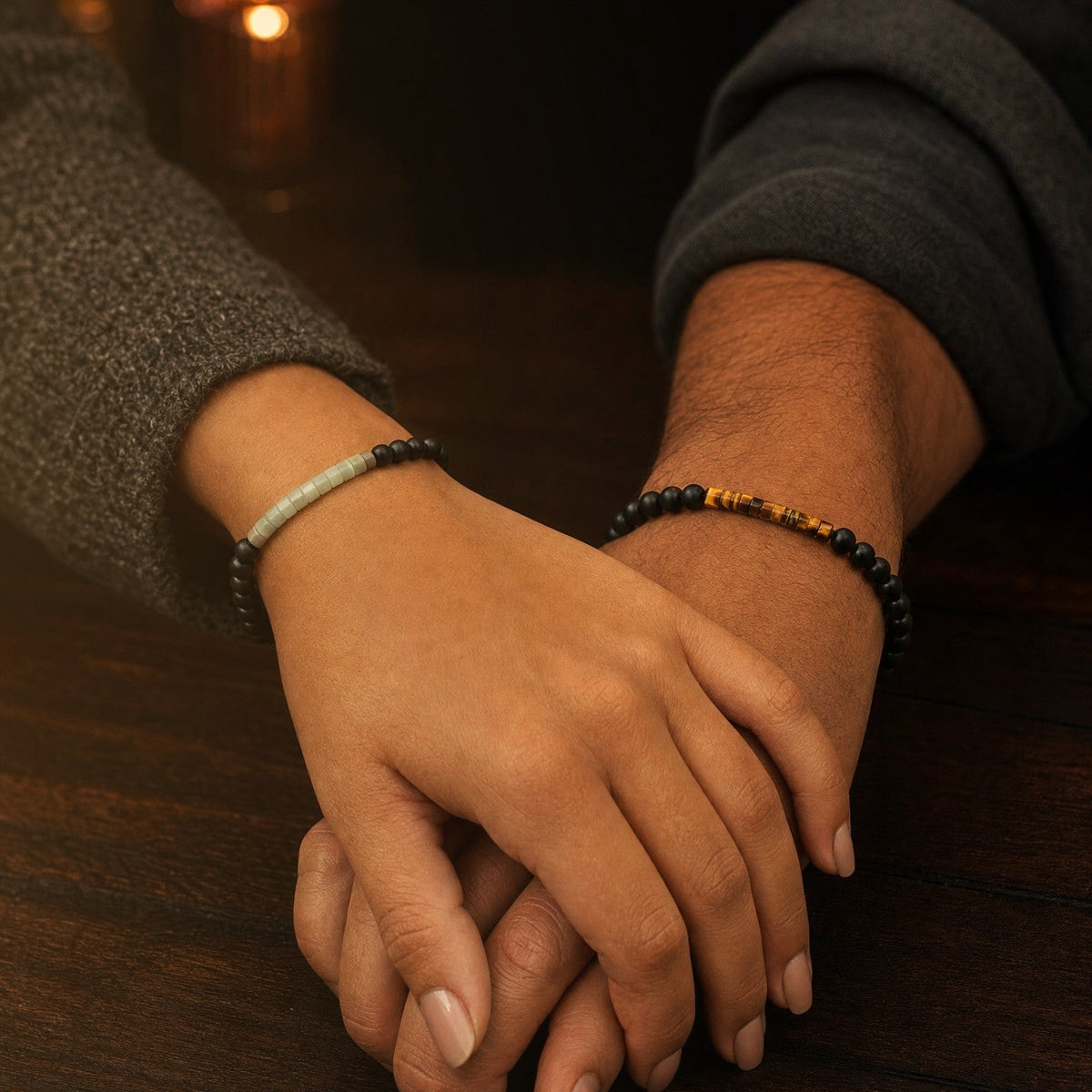 PULSERAS SUTILES CON PROPÓSITO · pareja con sus pulseras: ella Serenidad y él Prosperidad